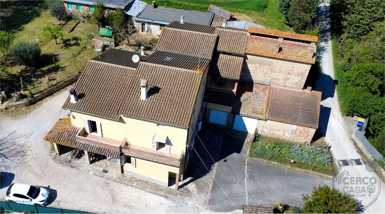 TODI - PIAN DI SAN MARTINO: SOLUZIONE INDIPENDENTE CON AMPIA CORTE E ANNESSI
