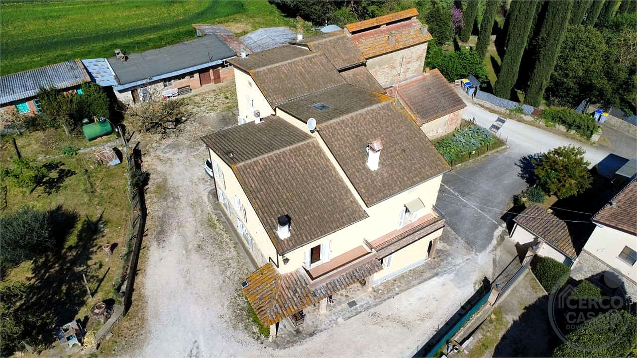 TODI - PIAN DI SAN MARTINO: SOLUZIONE INDIPENDENTE CON AMPIA CORTE E ANNESSI