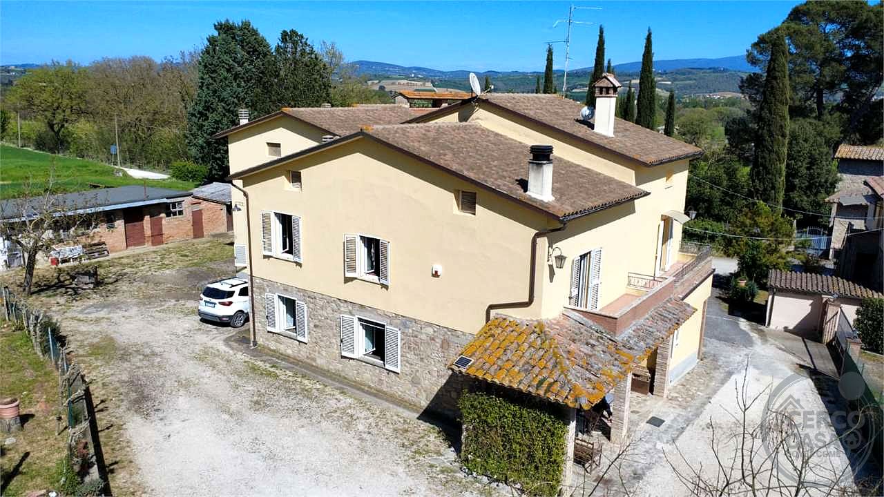 TODI - PIAN DI SAN MARTINO: SOLUZIONE INDIPENDENTE CON AMPIA CORTE E ANNESSI