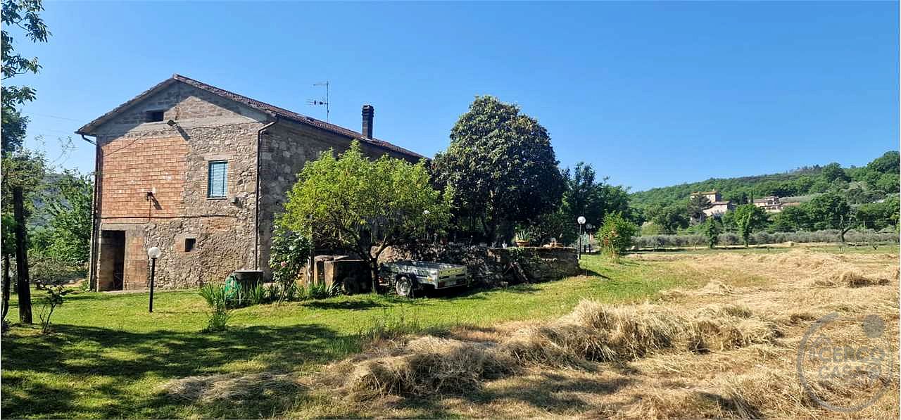 TODI - PIAN DI SAN MARTINO: CASALE CON TERRENO CIRCOSTANTE