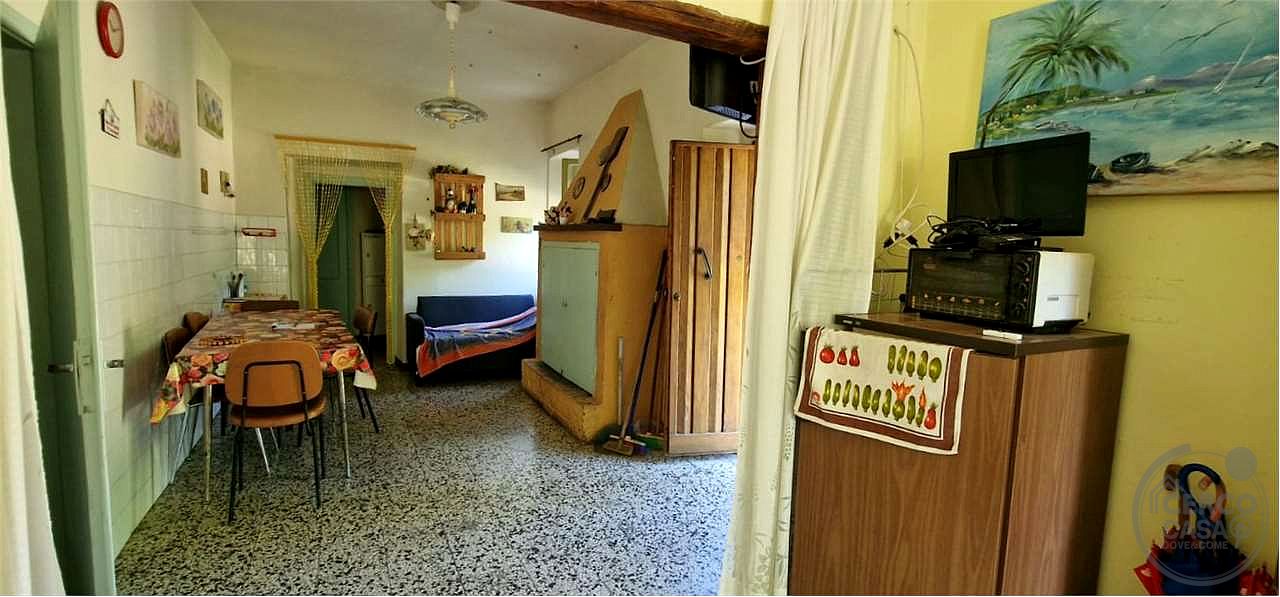 TODI - PIAN DI SAN MARTINO: CASALE CON TERRENO CIRCOSTANTE