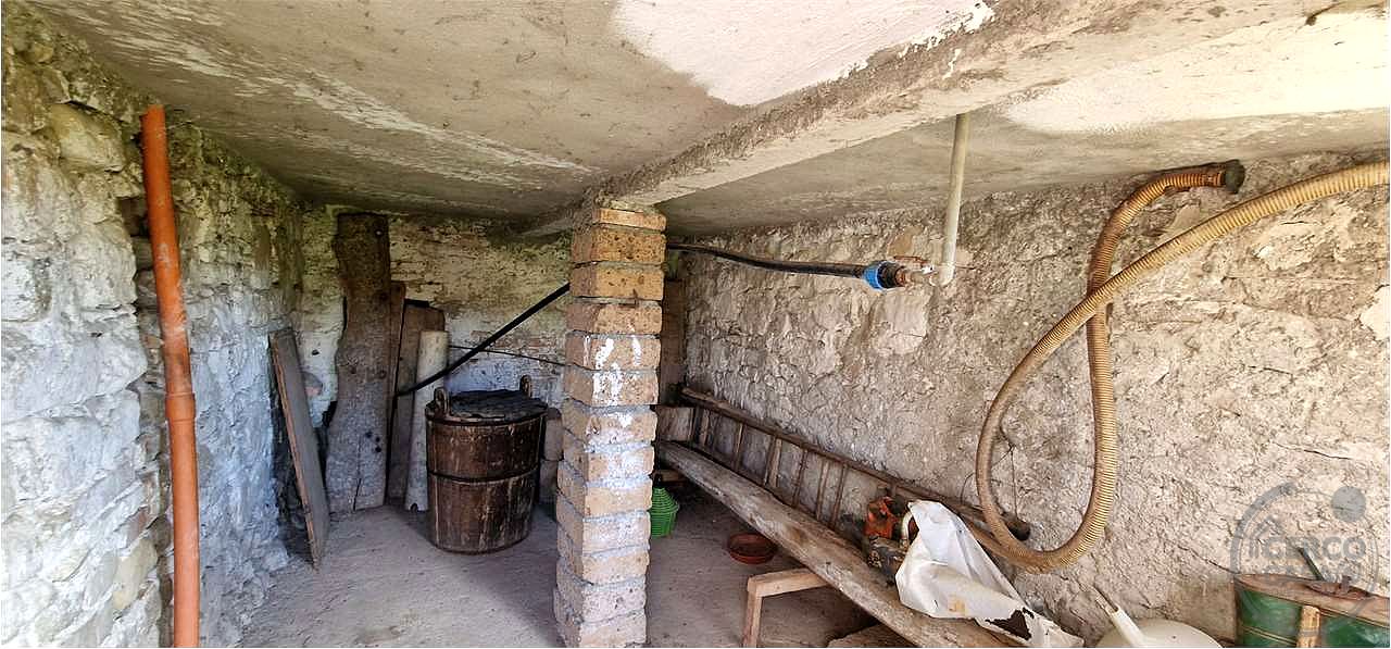 TODI - PIAN DI SAN MARTINO: CASALE CON TERRENO CIRCOSTANTE