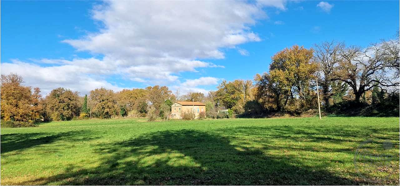TODI - PIAN DI SAN MARTINO: CASALE CON TERRENO CIRCOSTANTE