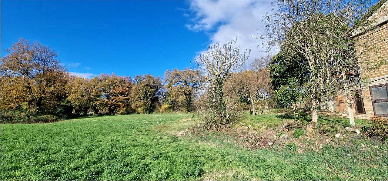 TODI - PIAN DI SAN MARTINO: CASALE CON TERRENO CIRCOSTANTE