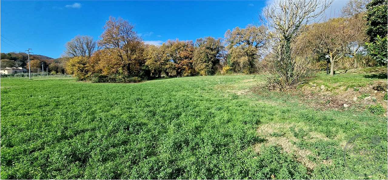 TODI - PIAN DI SAN MARTINO: CASALE CON TERRENO CIRCOSTANTE