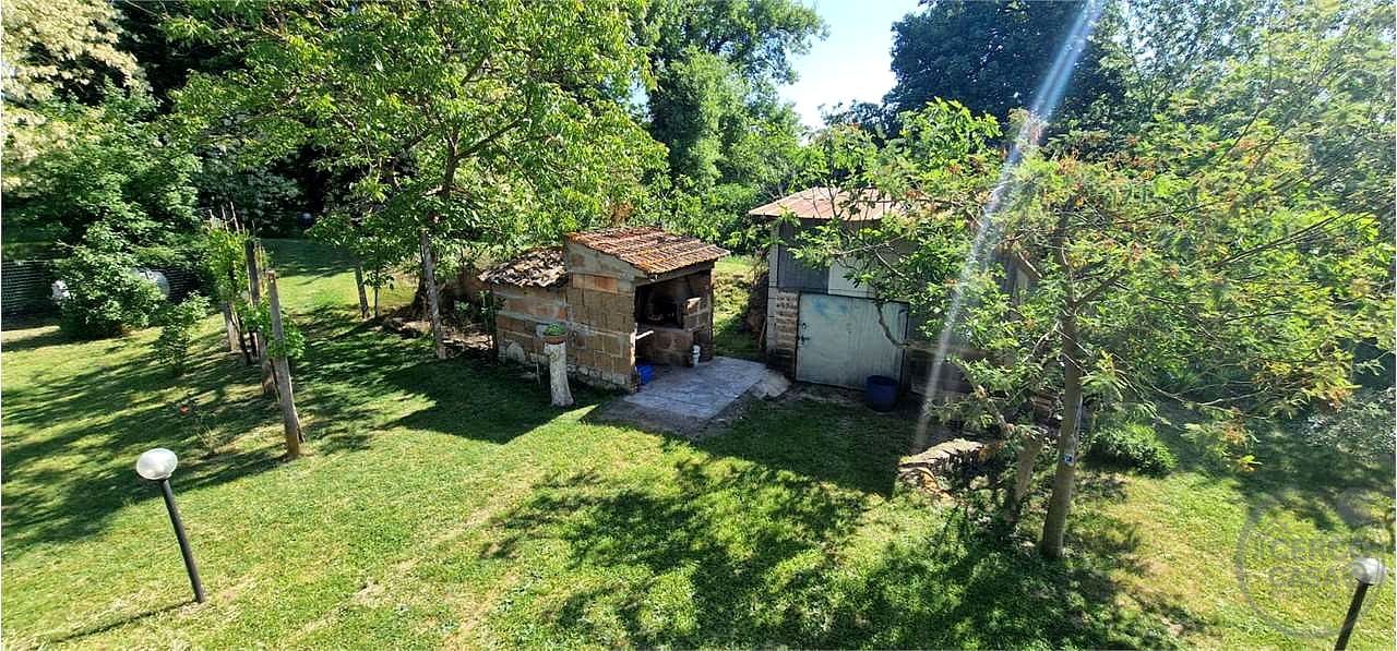 TODI - PIAN DI SAN MARTINO: CASALE CON TERRENO CIRCOSTANTE