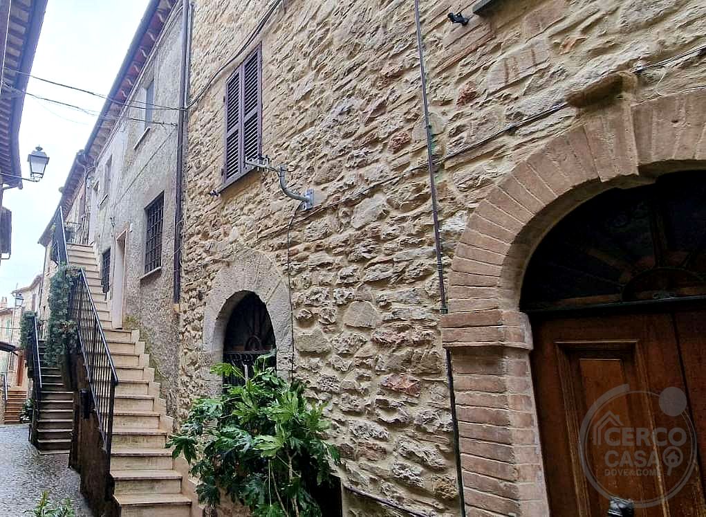 BASCHI - COLLELUNGO: APPARTAMENTO RISTRUTTURATO NEL CENTRO STORICO