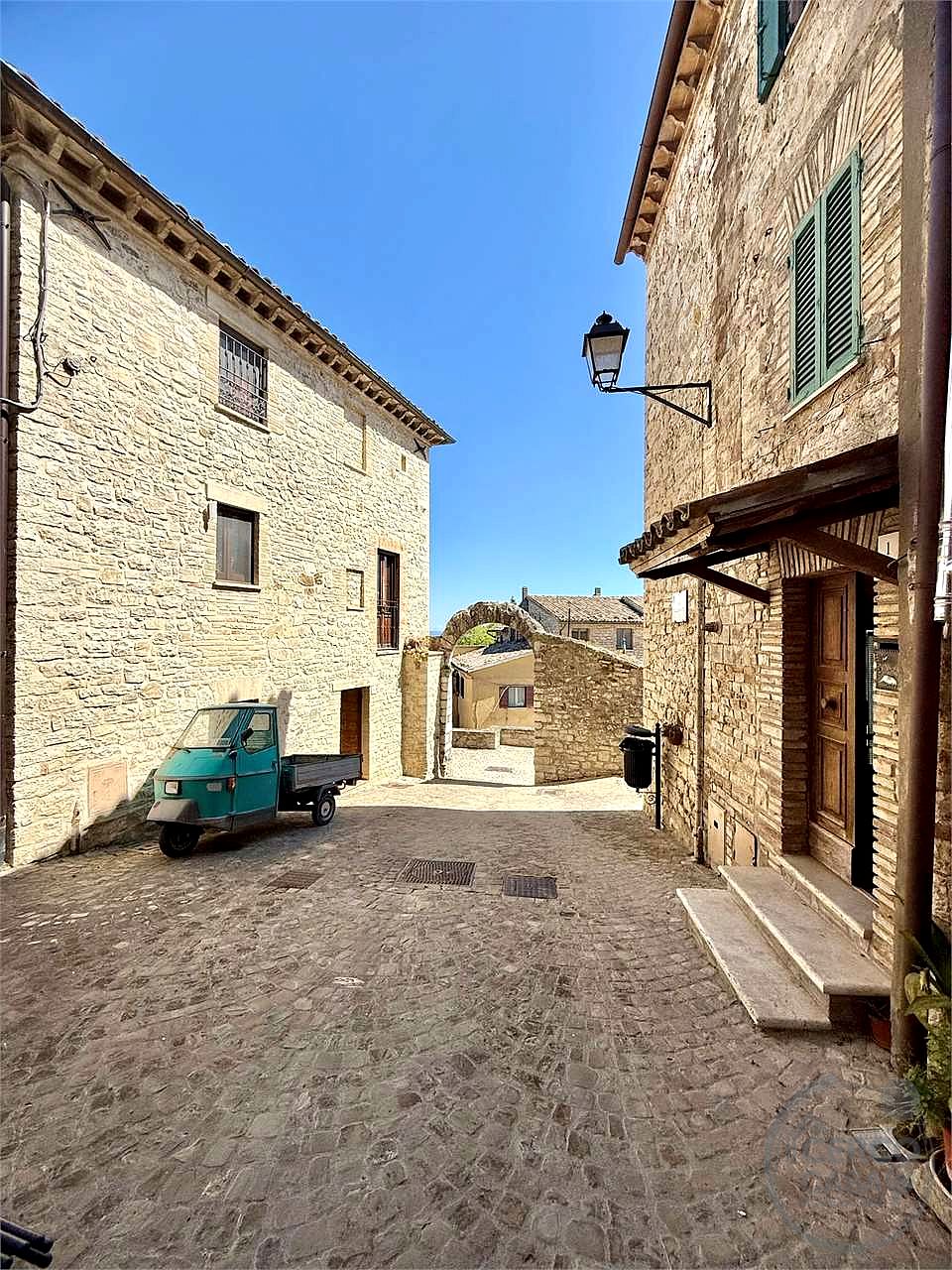 BASCHI - COLLELUNGO: APPARTAMENTO RISTRUTTURATO NEL CENTRO STORICO