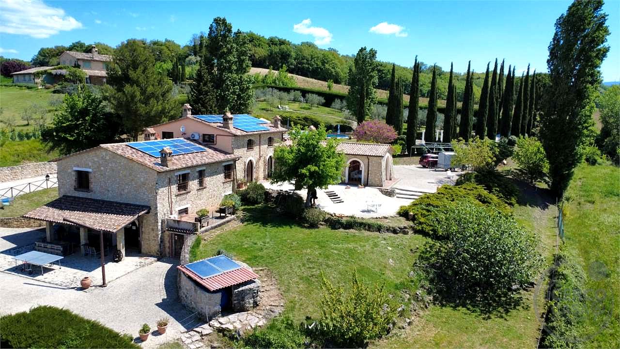 GUALDO CATTANEO - SAN TERENZIANO: SPLENDIDA VILLA CON PISCINA