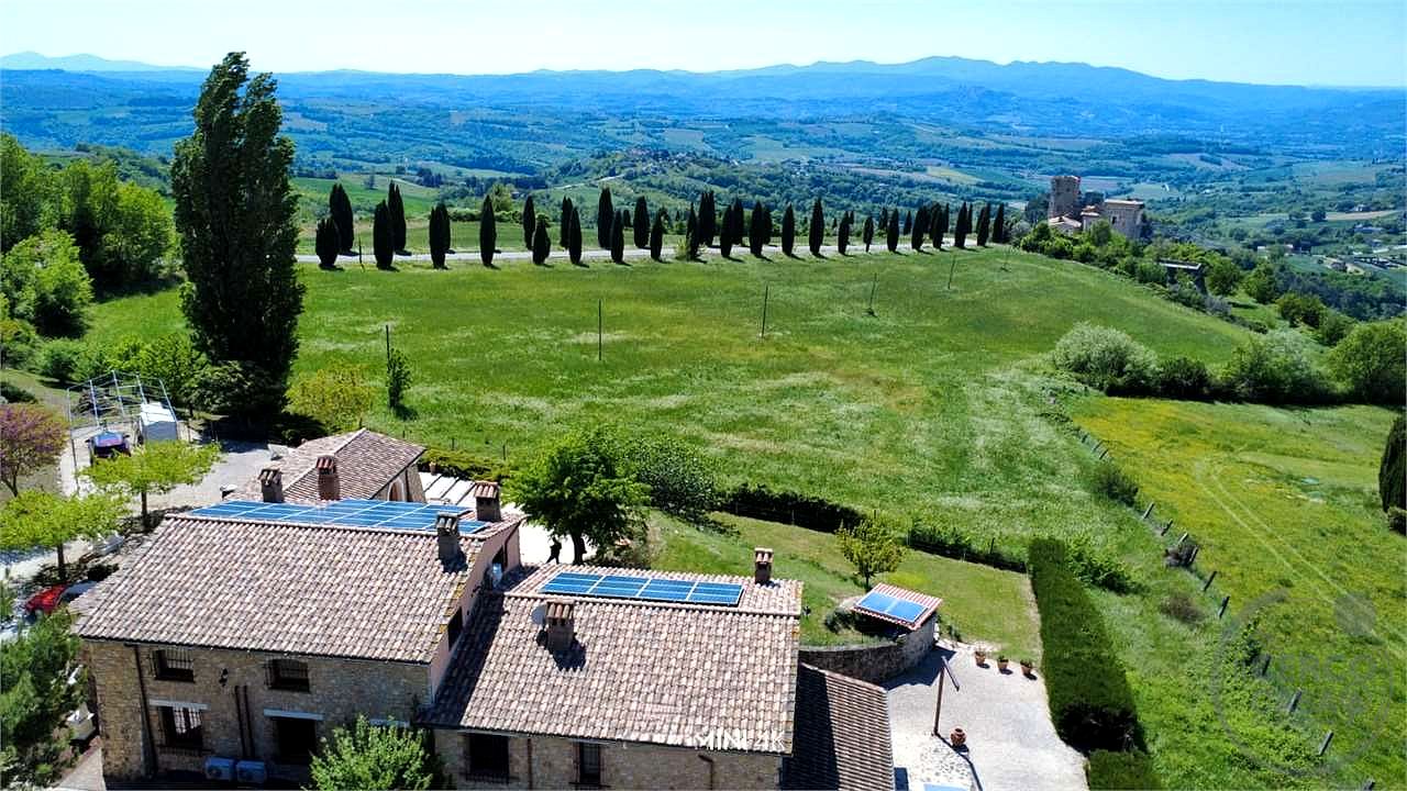 GUALDO CATTANEO - SAN TERENZIANO: SPLENDIDA VILLA CON PISCINA