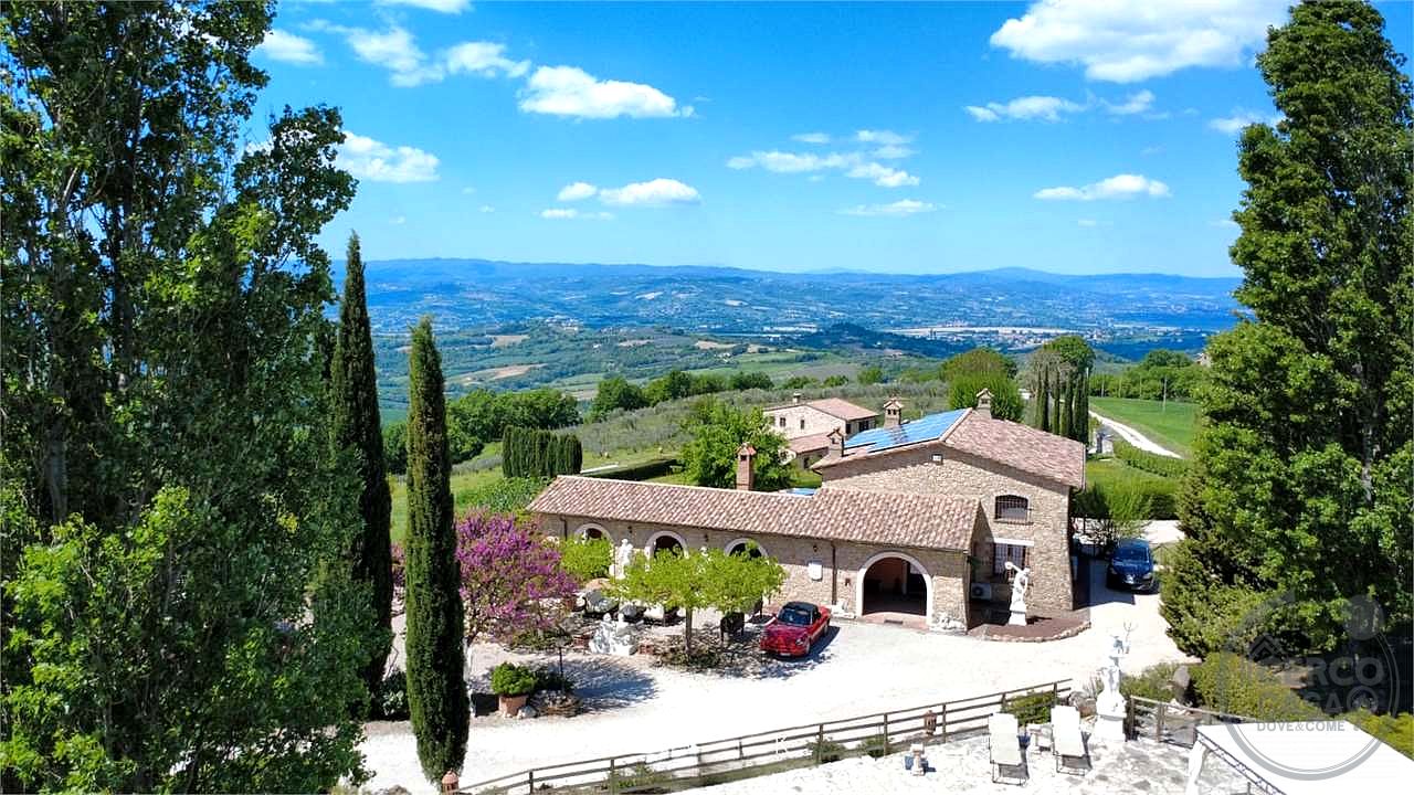 GUALDO CATTANEO - SAN TERENZIANO: SPLENDIDA VILLA CON PISCINA