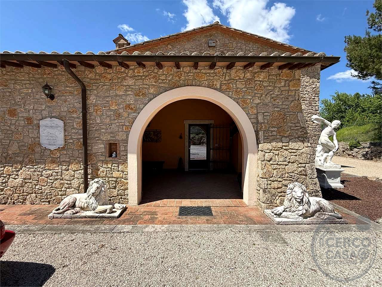 GUALDO CATTANEO - SAN TERENZIANO: SPLENDIDA VILLA CON PISCINA