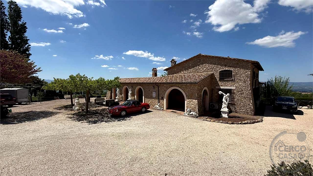 GUALDO CATTANEO - SAN TERENZIANO: SPLENDIDA VILLA CON PISCINA