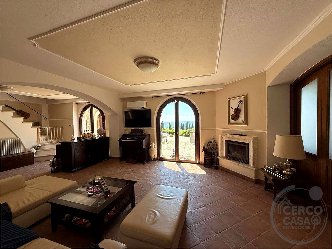 GUALDO CATTANEO - SAN TERENZIANO: SPLENDIDA VILLA CON PISCINA
