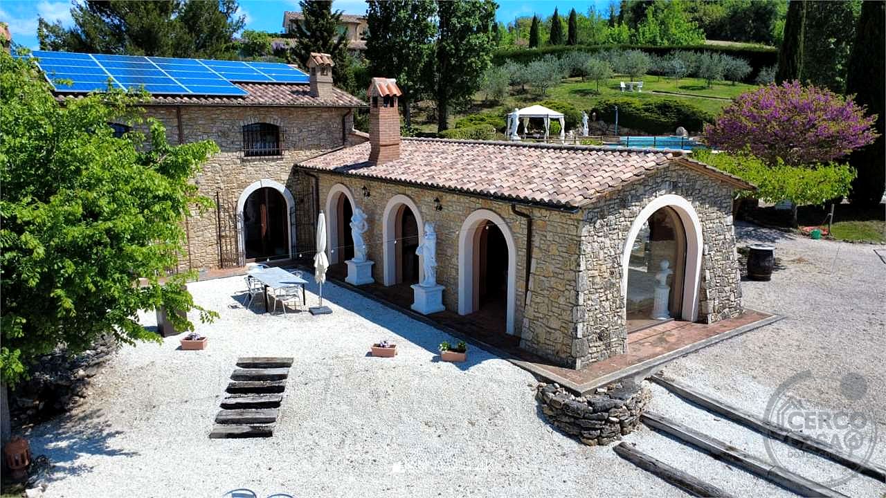 GUALDO CATTANEO - SAN TERENZIANO: SPLENDIDA VILLA CON PISCINA