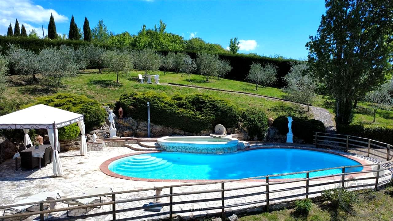 GUALDO CATTANEO - SAN TERENZIANO: SPLENDIDA VILLA CON PISCINA