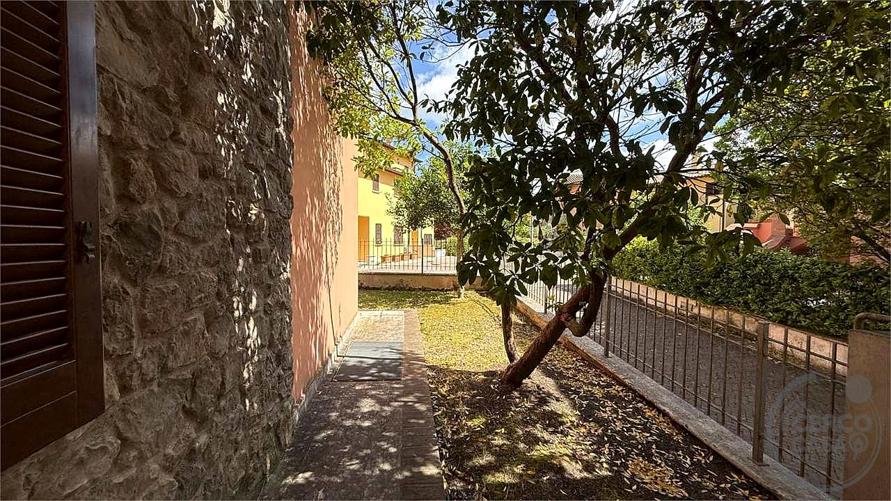 TODI - ROSCETO: APPARTAMENTO CON GIARDINO ESCLUSIVO
