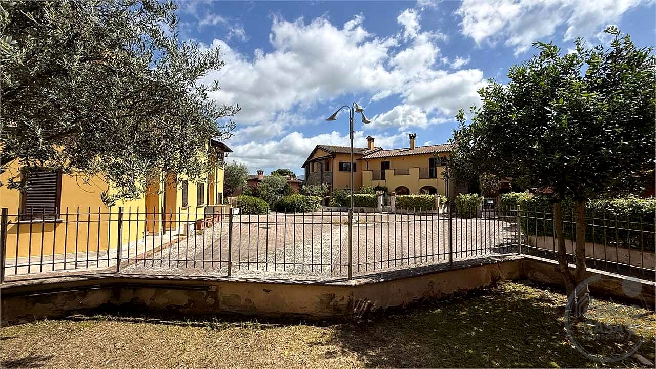TODI - ROSCETO: APPARTAMENTO CON GIARDINO ESCLUSIVO