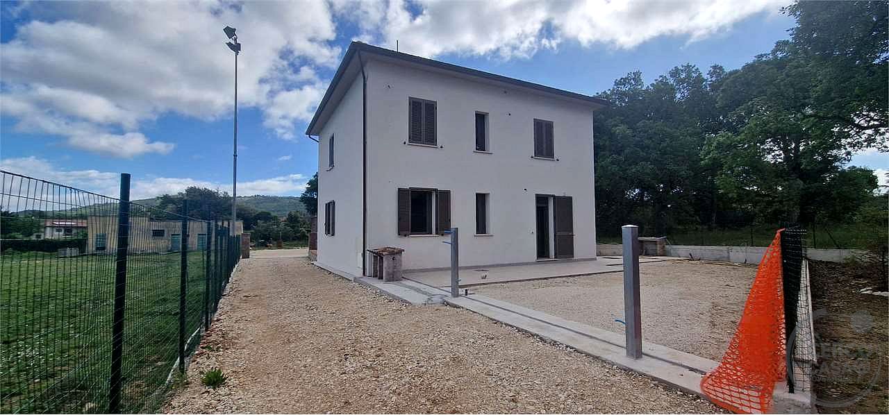 GUALDO CATTANEO - GRUTTI: PORZIONE DI BIFAMILIARE CON GIARDINO