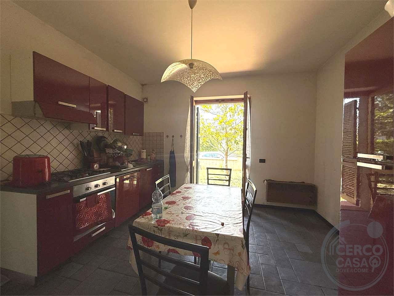 SPELLO - CAPITAN LORETO: VILLA CON DUE UNITA' ABITATIVE E TERRENO CIRCOSTANTE