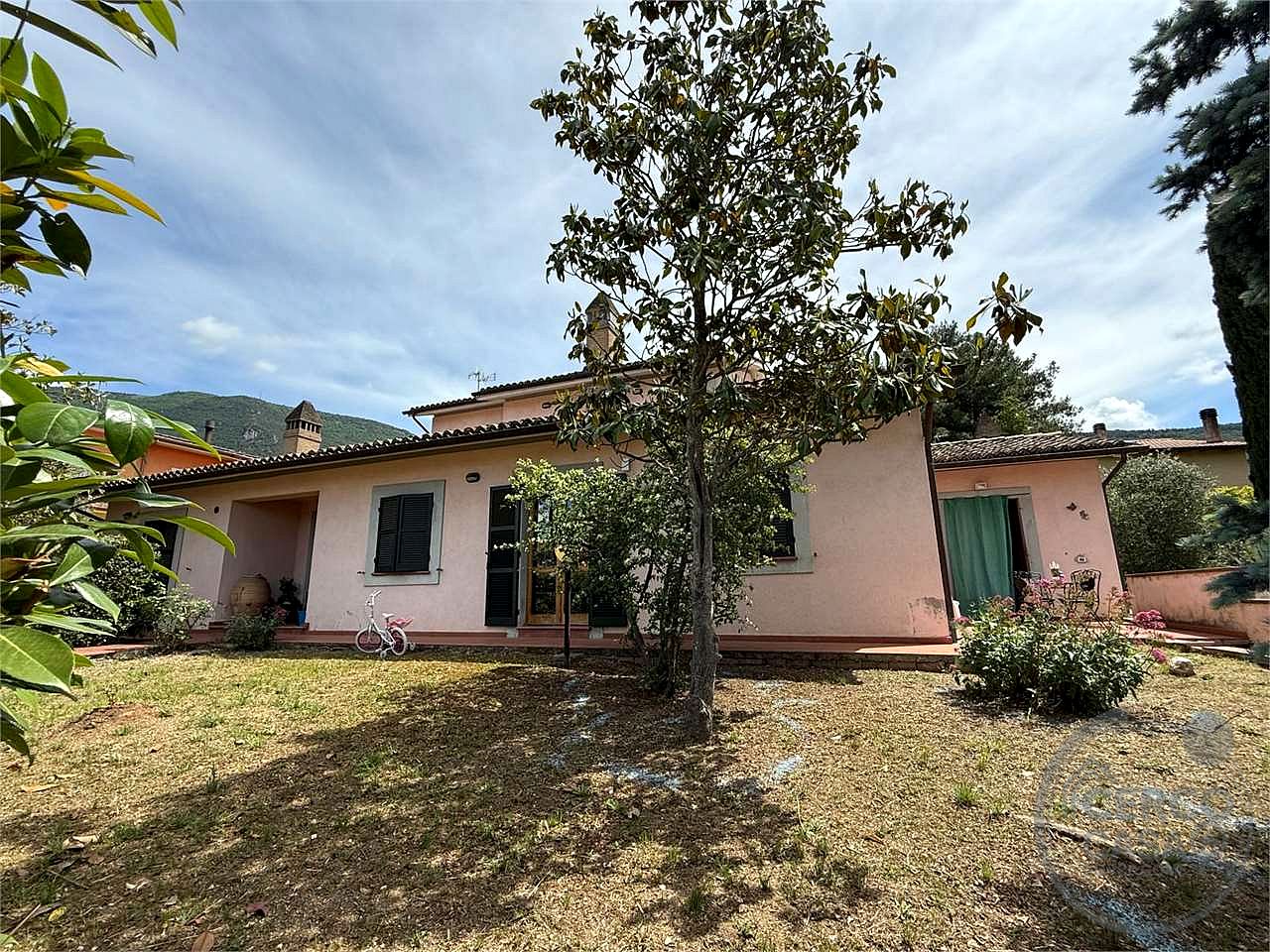 SPELLO - CAPITAN LORETO: VILLA CON DUE UNITA' ABITATIVE E TERRENO CIRCOSTANTE