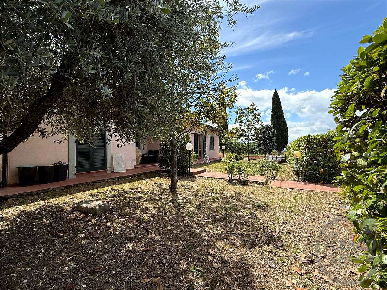 SPELLO - CAPITAN LORETO: VILLA CON DUE UNITA' ABITATIVE E TERRENO CIRCOSTANTE