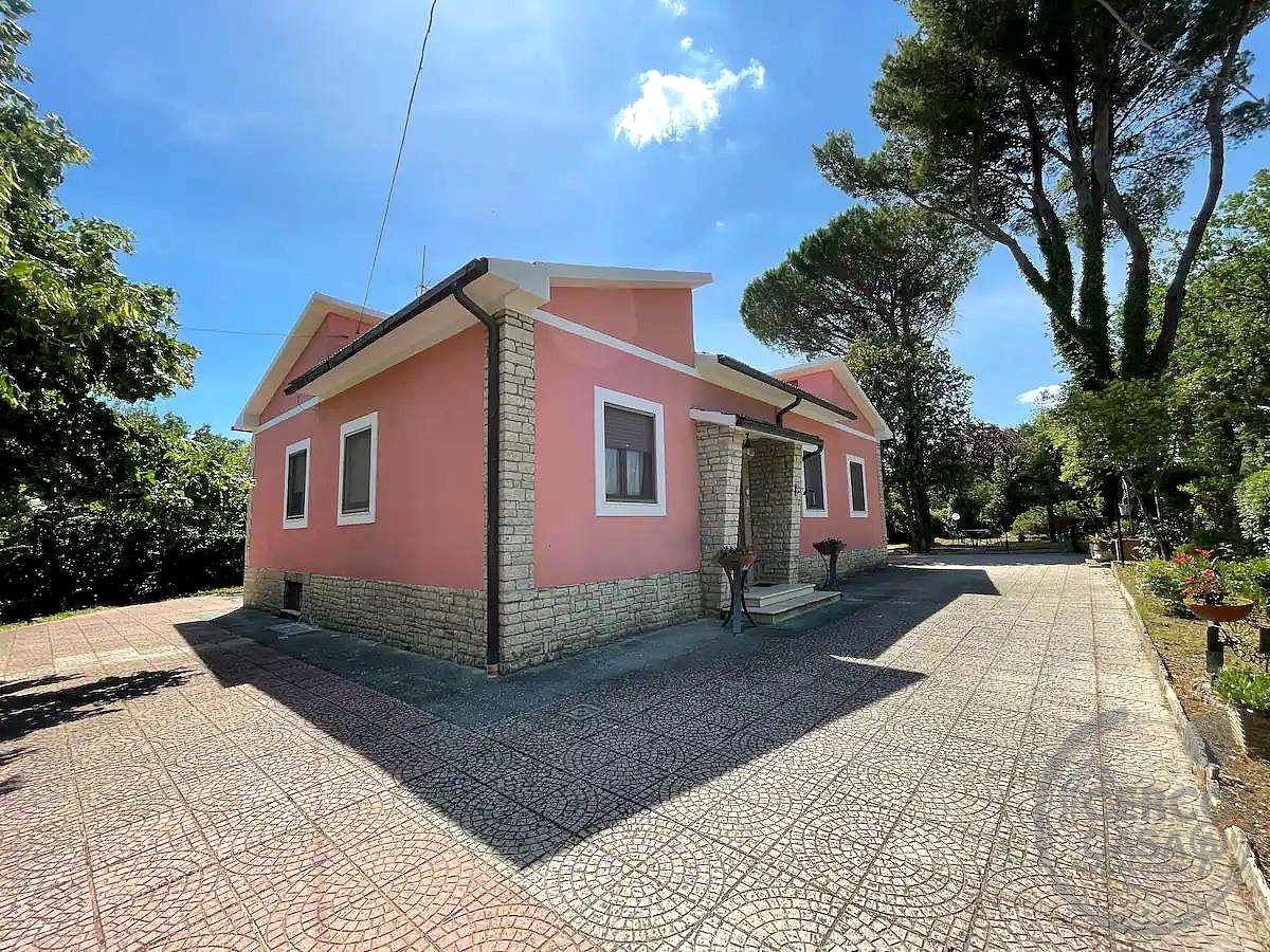 MASSA MARTANA - VILLA SAN FAUSTINO: CASA INDIPENDENTE CON PISCINA
