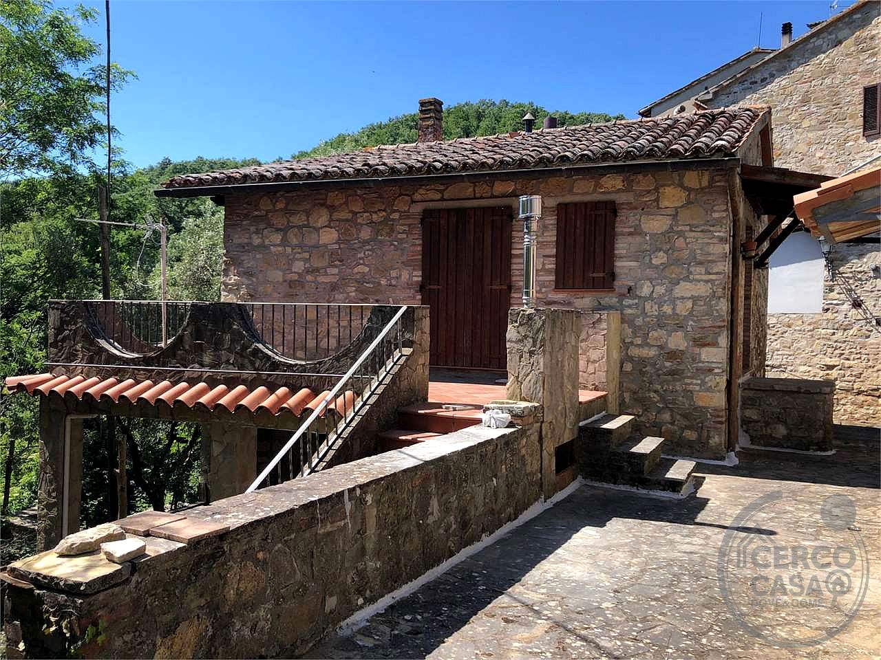 MONTE CASTELLO DI VIBIO - DOGLIO: DUE UNITA' ABITATIVE CON GIARDINO E TERRENO