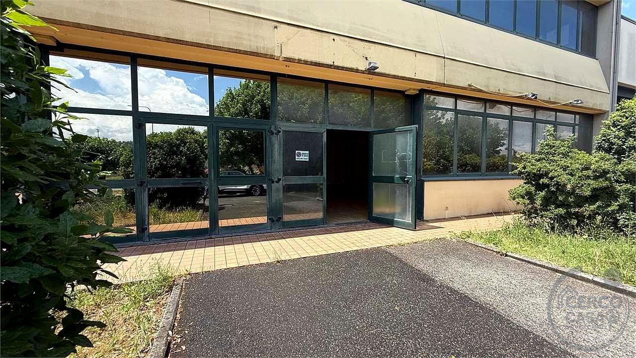 TODI - PIAN DI PORTO: AMPIO LOCALE COMMERCIALE AL PIANO TERRA