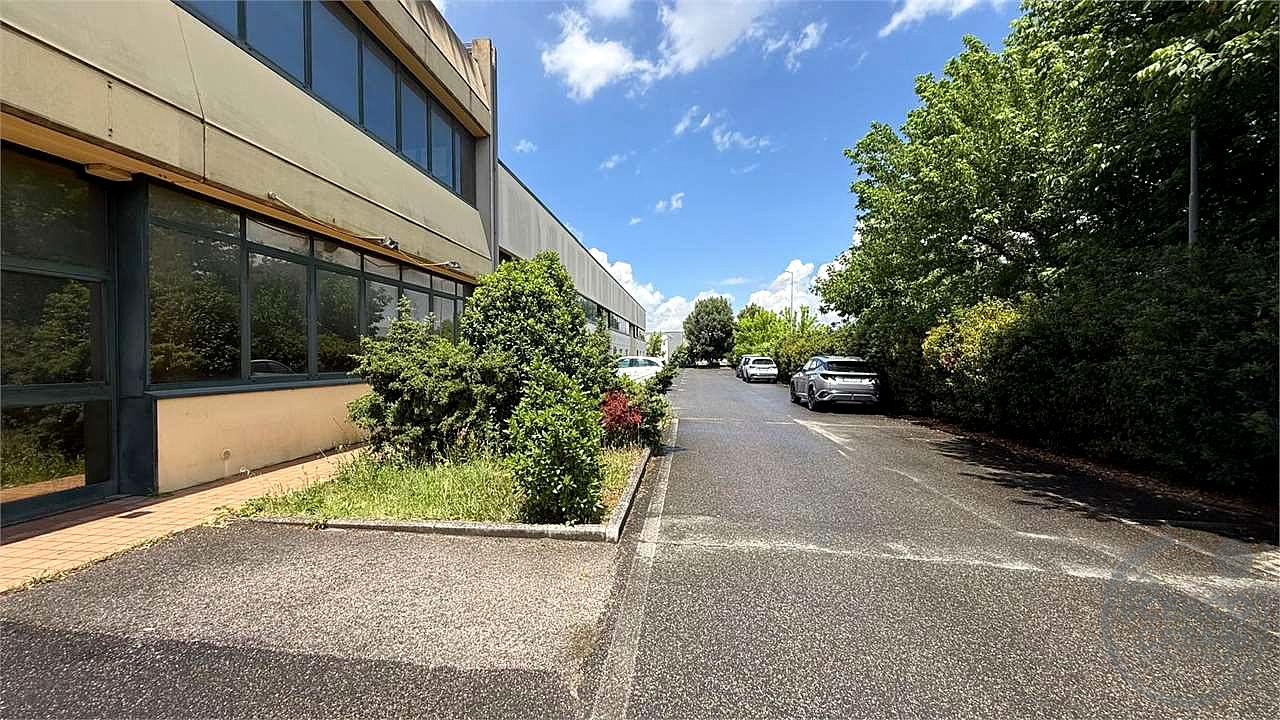 TODI - PIAN DI PORTO: AMPIO LOCALE COMMERCIALE AL PIANO TERRA