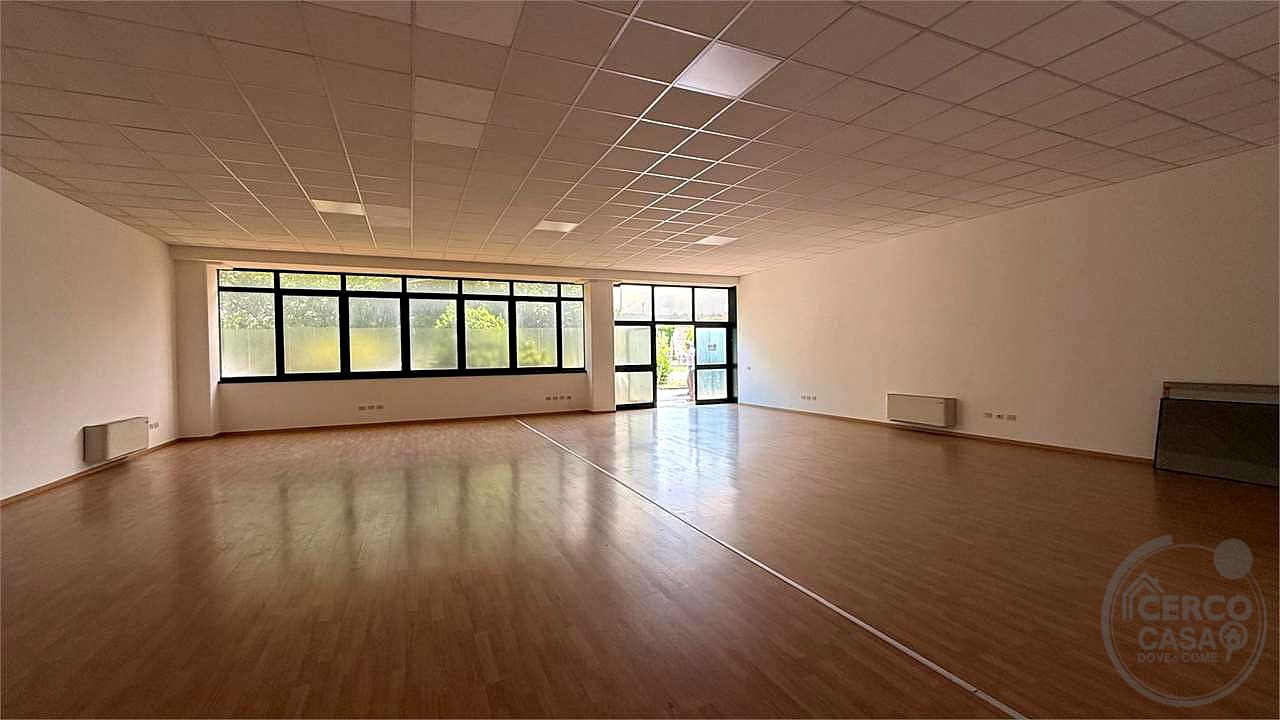 TODI - PIAN DI PORTO: AMPIO LOCALE COMMERCIALE AL PIANO TERRA