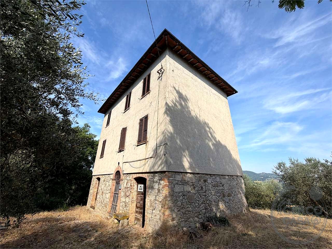 TODI: CASALE CON TERRENO IN POSIZIONE COLLINARE