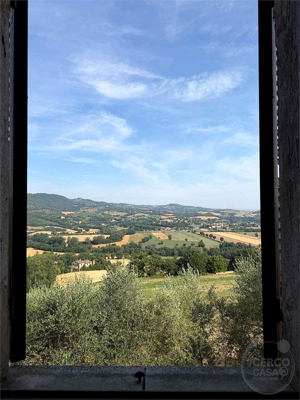 TODI: CASALE CON TERRENO IN POSIZIONE COLLINARE