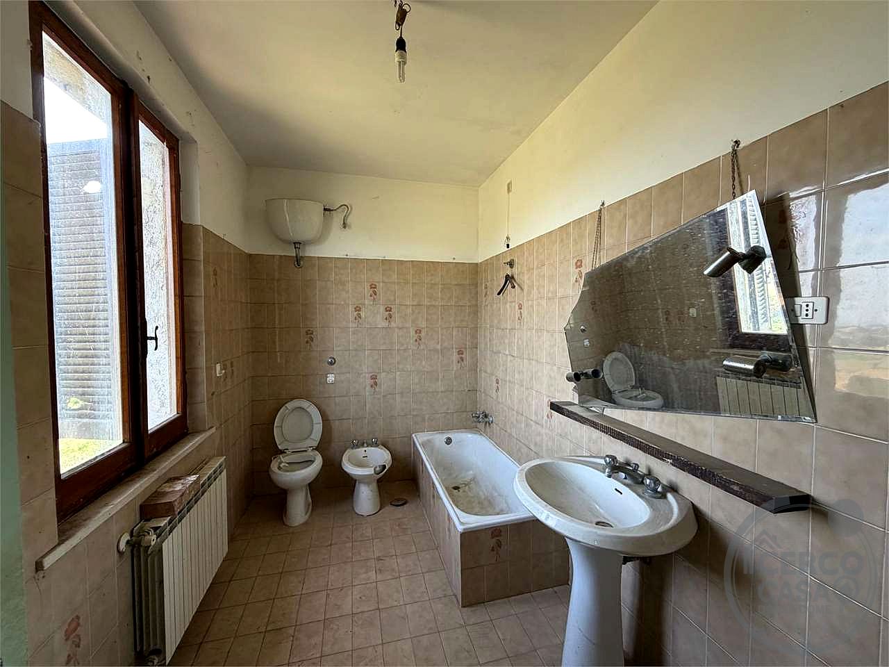 TODI: CASALE CON TERRENO IN POSIZIONE COLLINARE