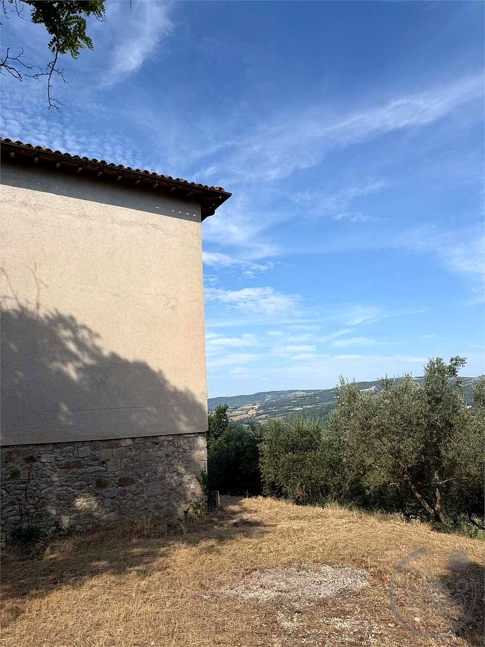 TODI: CASALE CON TERRENO IN POSIZIONE COLLINARE