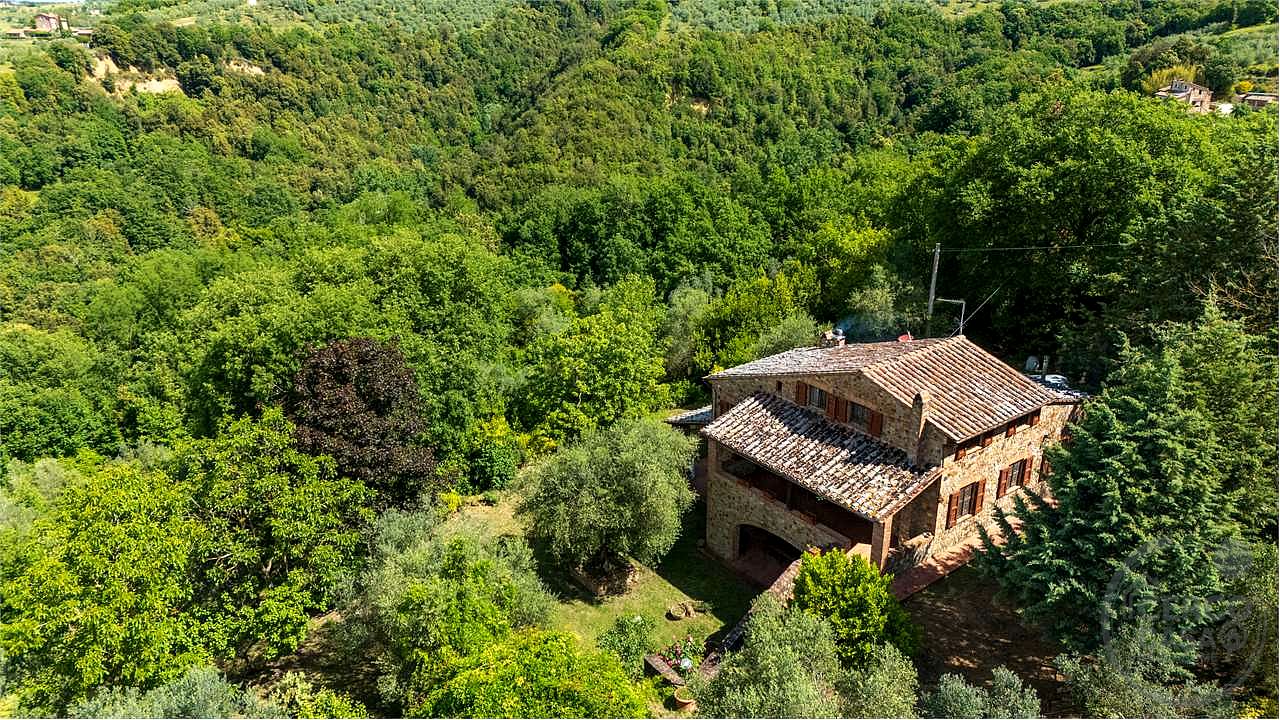 VICINANZE CITTA' DELLA PIEVE: CASALE IN PIETRA CON GROTTA ETRUSCA E SORGENTE