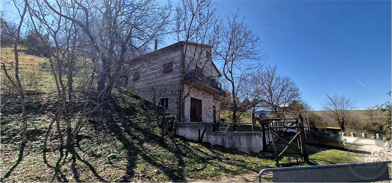 GIANO DELL'UMBRIA - MONTE MARTANO: CASA SINGOLA IMMERSA NEL VERDE