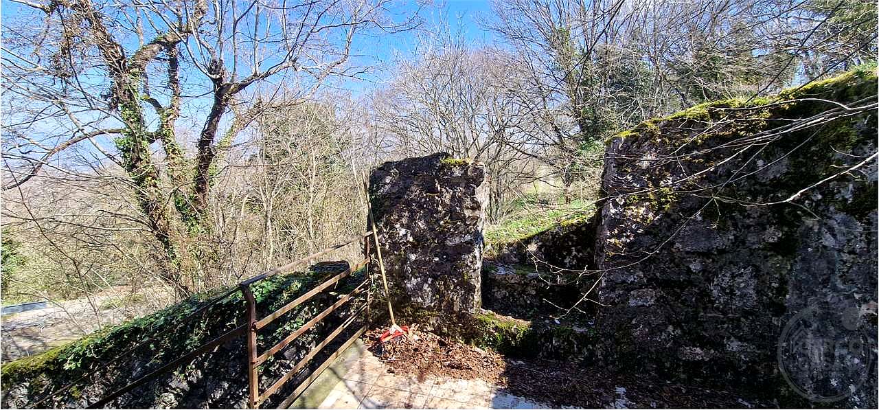 GIANO DELL'UMBRIA - MONTE MARTANO: CASA SINGOLA IMMERSA NEL VERDE