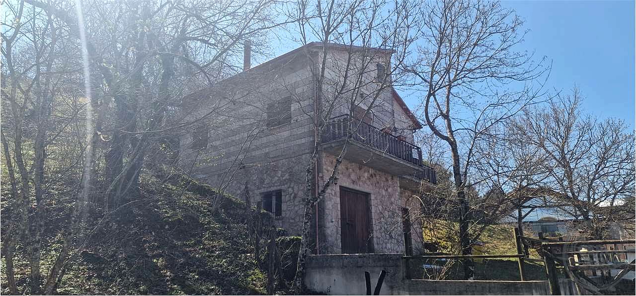 GIANO DELL'UMBRIA - MONTE MARTANO: CASA SINGOLA IMMERSA NEL VERDE