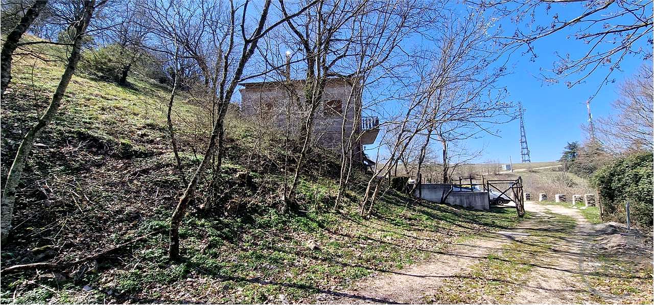 GIANO DELL'UMBRIA - MONTE MARTANO: CASA SINGOLA IMMERSA NEL VERDE