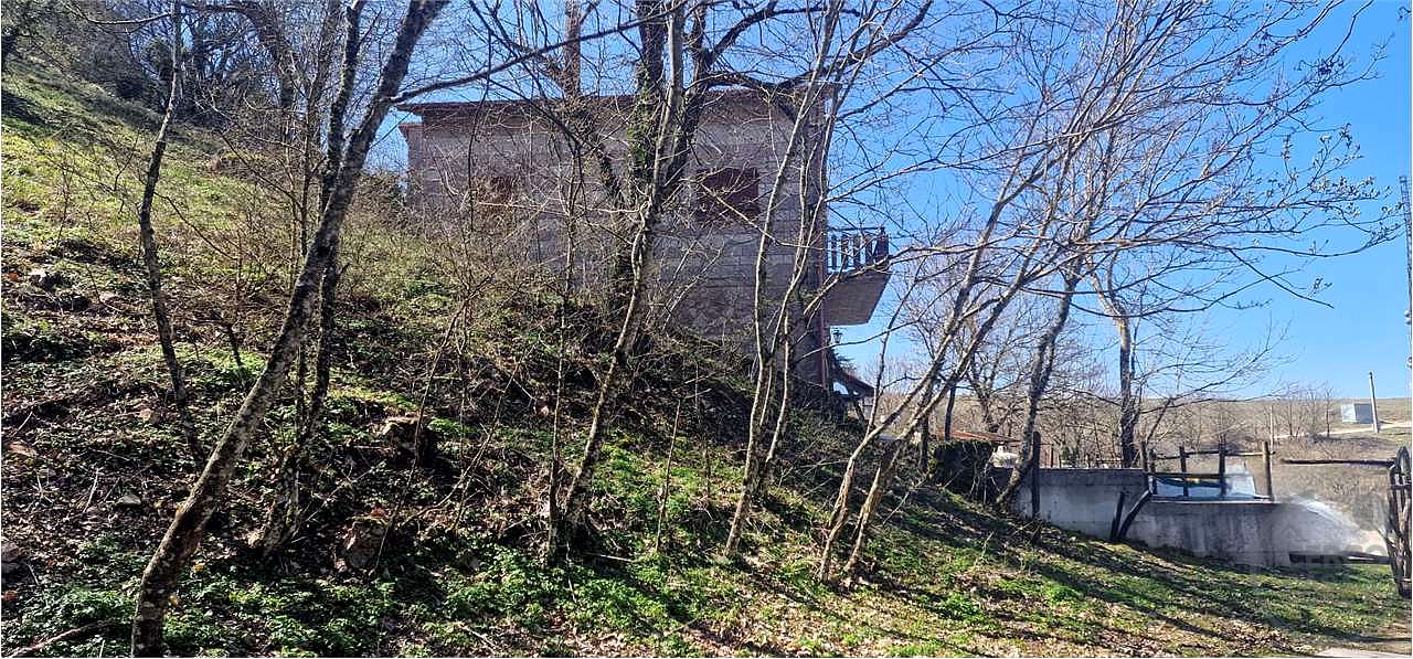 GIANO DELL'UMBRIA - MONTE MARTANO: CASA SINGOLA IMMERSA NEL VERDE