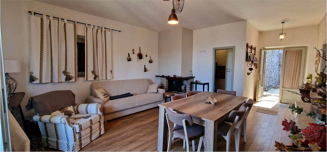 GIANO DELL'UMBRIA - MONTE MARTANO: CASA SINGOLA IMMERSA NEL VERDE