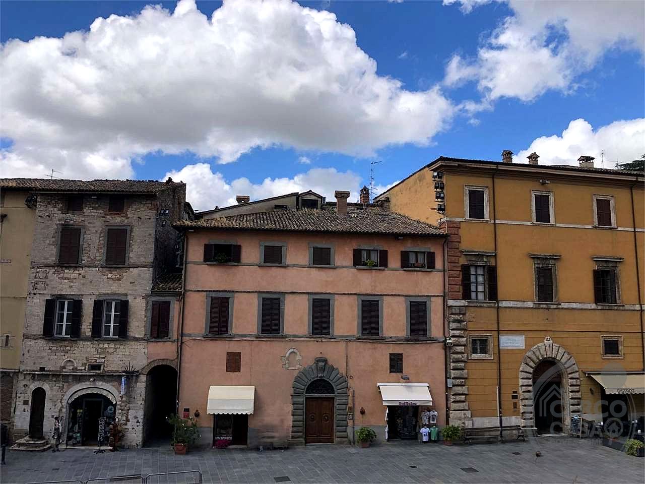 TODI - CENTRO STORICO: ATTICO IN PIAZZA DEL POPOLO