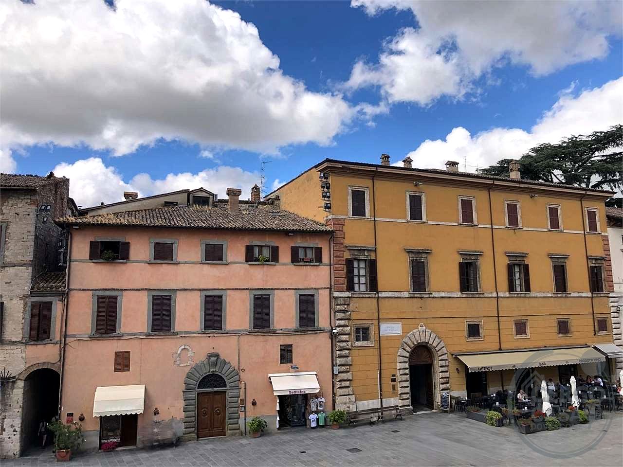 TODI - CENTRO STORICO: ATTICO IN PIAZZA DEL POPOLO