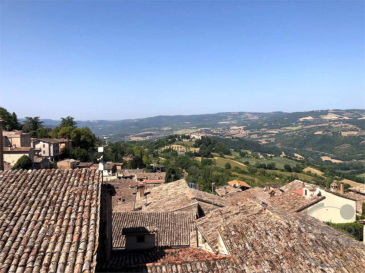 TODI - CENTRO STORICO: ATTICO IN PIAZZA DEL POPOLO