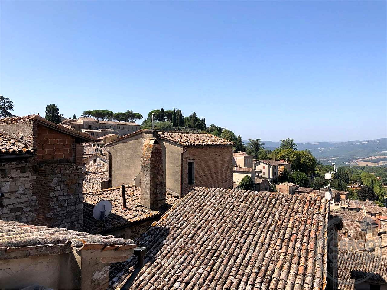 TODI - CENTRO STORICO: ATTICO IN PIAZZA DEL POPOLO