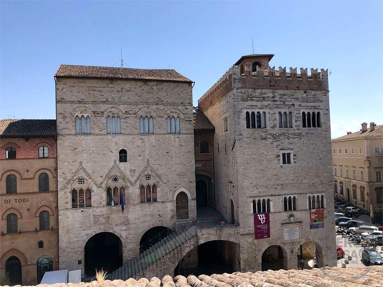 TODI - CENTRO STORICO: ATTICO IN PIAZZA DEL POPOLO