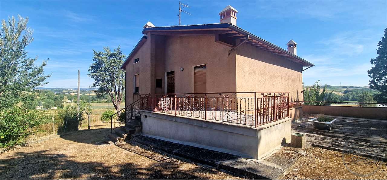 SAN VENANZO - CIVITELLA DEI CONTI: CASA SINGOLA CON TERRENO