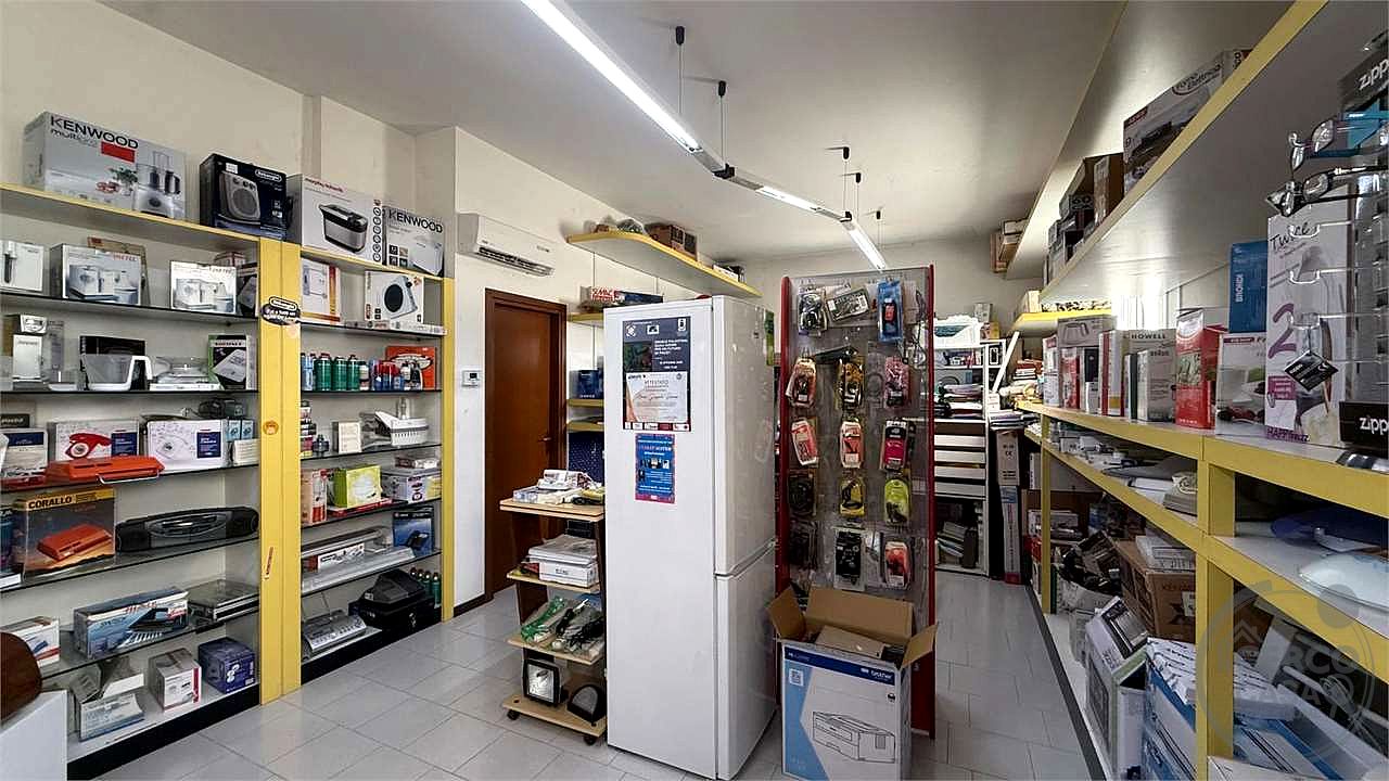 TODI - PONTERIO - LOCALE COMMERCIALE AL PIANO TERRA