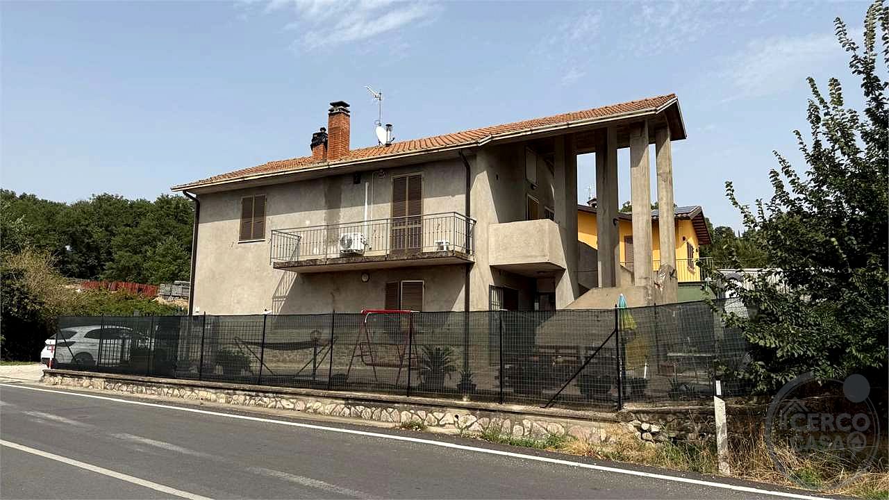 TODI - PANTALLA - CASA SINGOLA CON GIARDINO